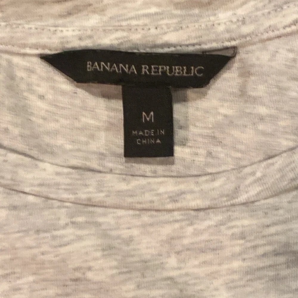 Banana Republic Heather Gray T-Shirt with gold pineapples - Picture 2 of 5